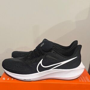Nike Air Zoom Pegasus 39 in Black and White